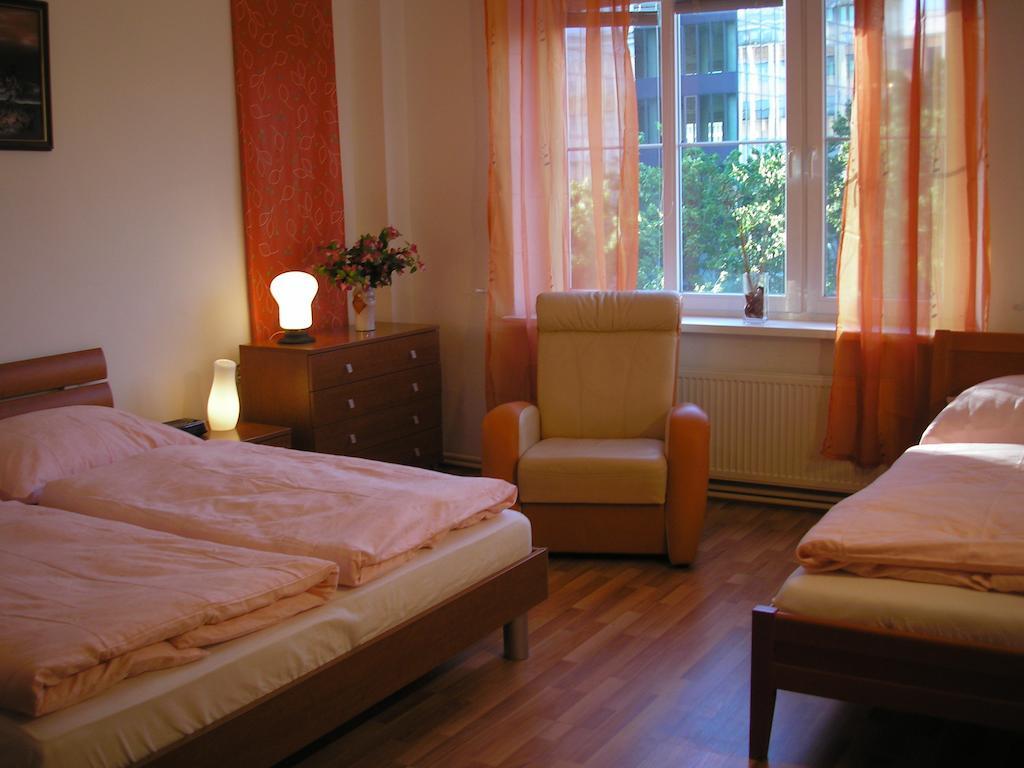 Apartment Accommodation Up To 17 บราติสลาวา ภายนอก รูปภาพ